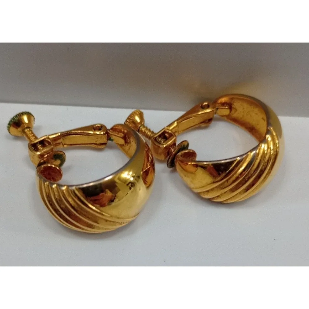 Vintage Napier Gold Tone Hoop Earrings‎ Clip On Screw Back Signed Retro